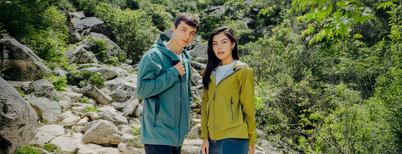 PORLITE mountaineering jackets — breathable, water-repellent, lightweight Man and woman wearing PORLITE mountaineering jackets in outdoor scene